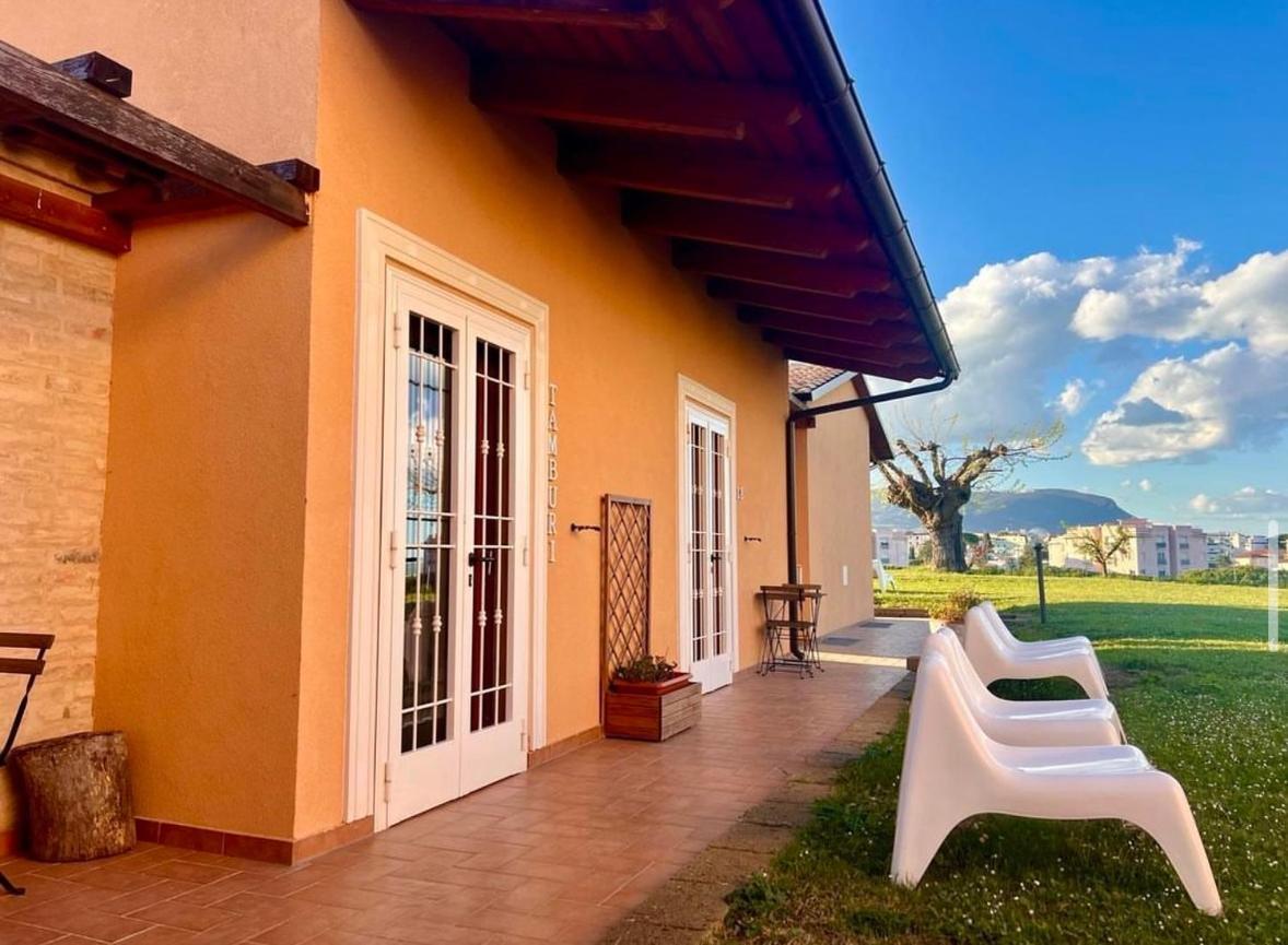 Agriturismo Le Grange Нумана Экстерьер фото